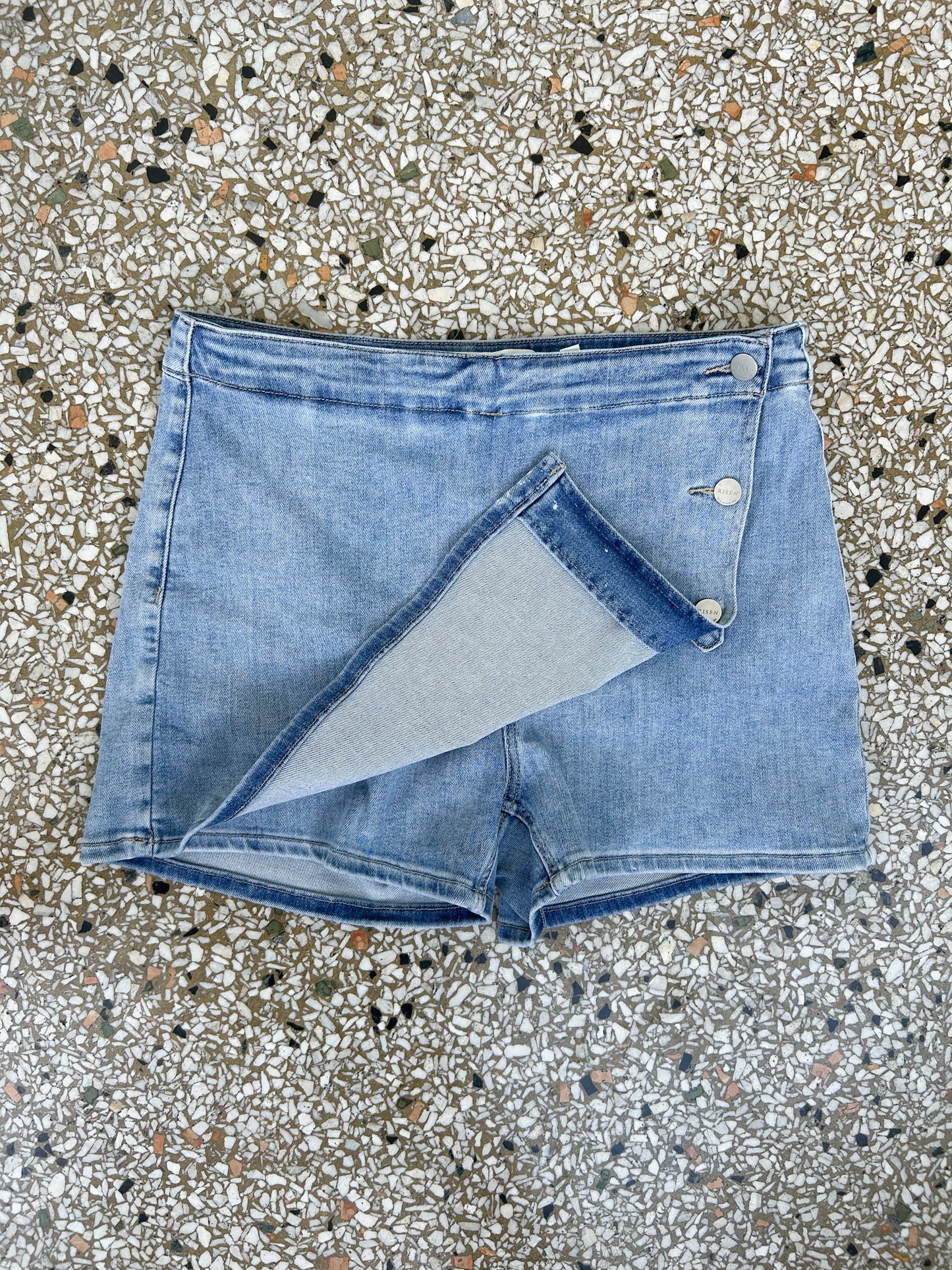 WEEKENDER SKORT - LIGHT WASH