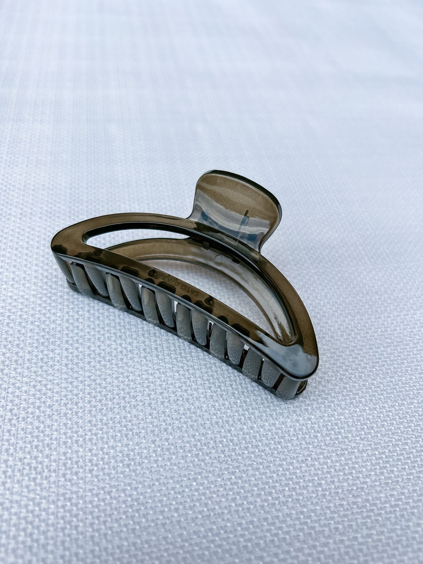 BLACK HALF MOON CLAW CLIP