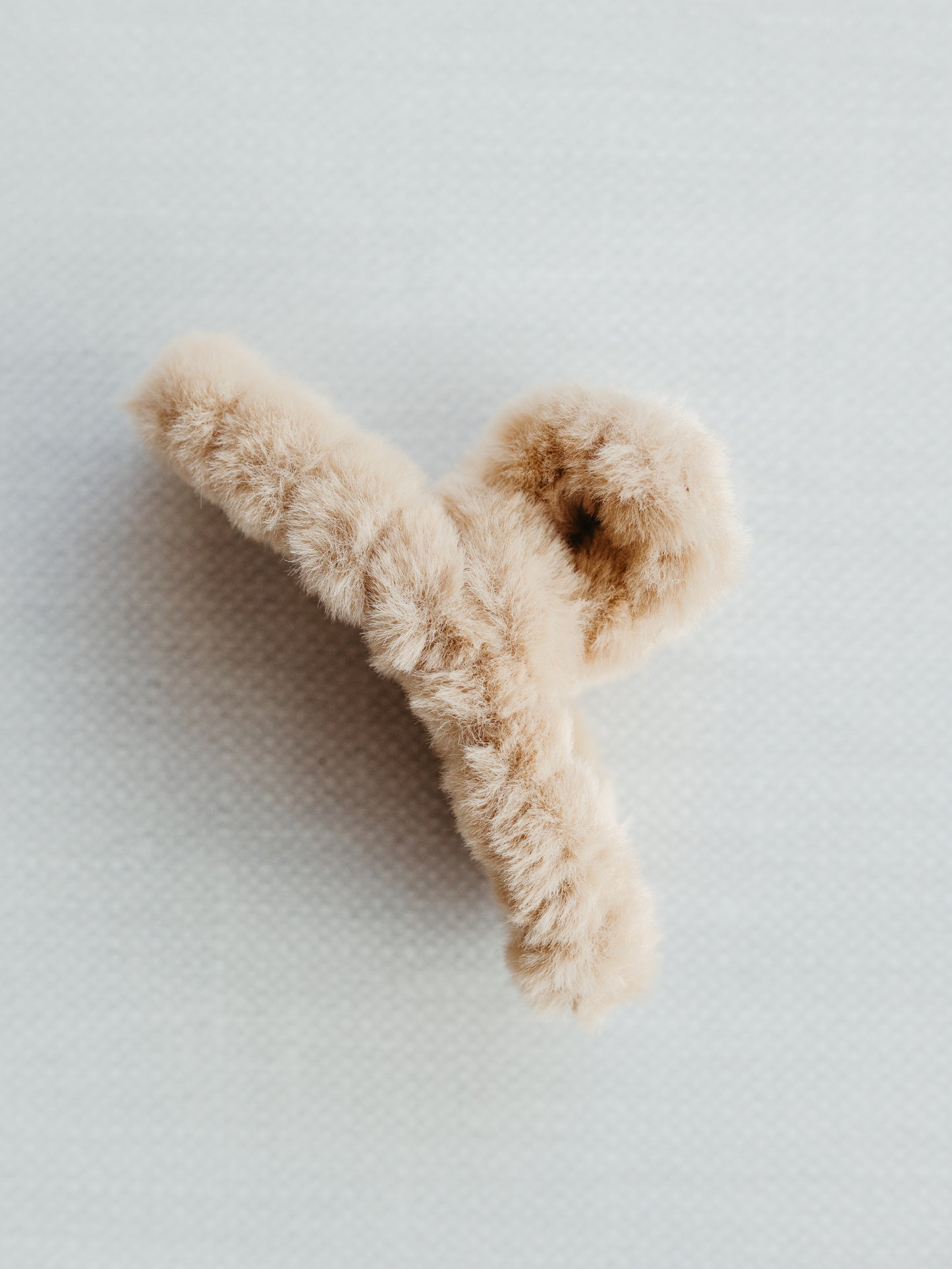 FUZZY FUR CLAW CLIP - CREAM