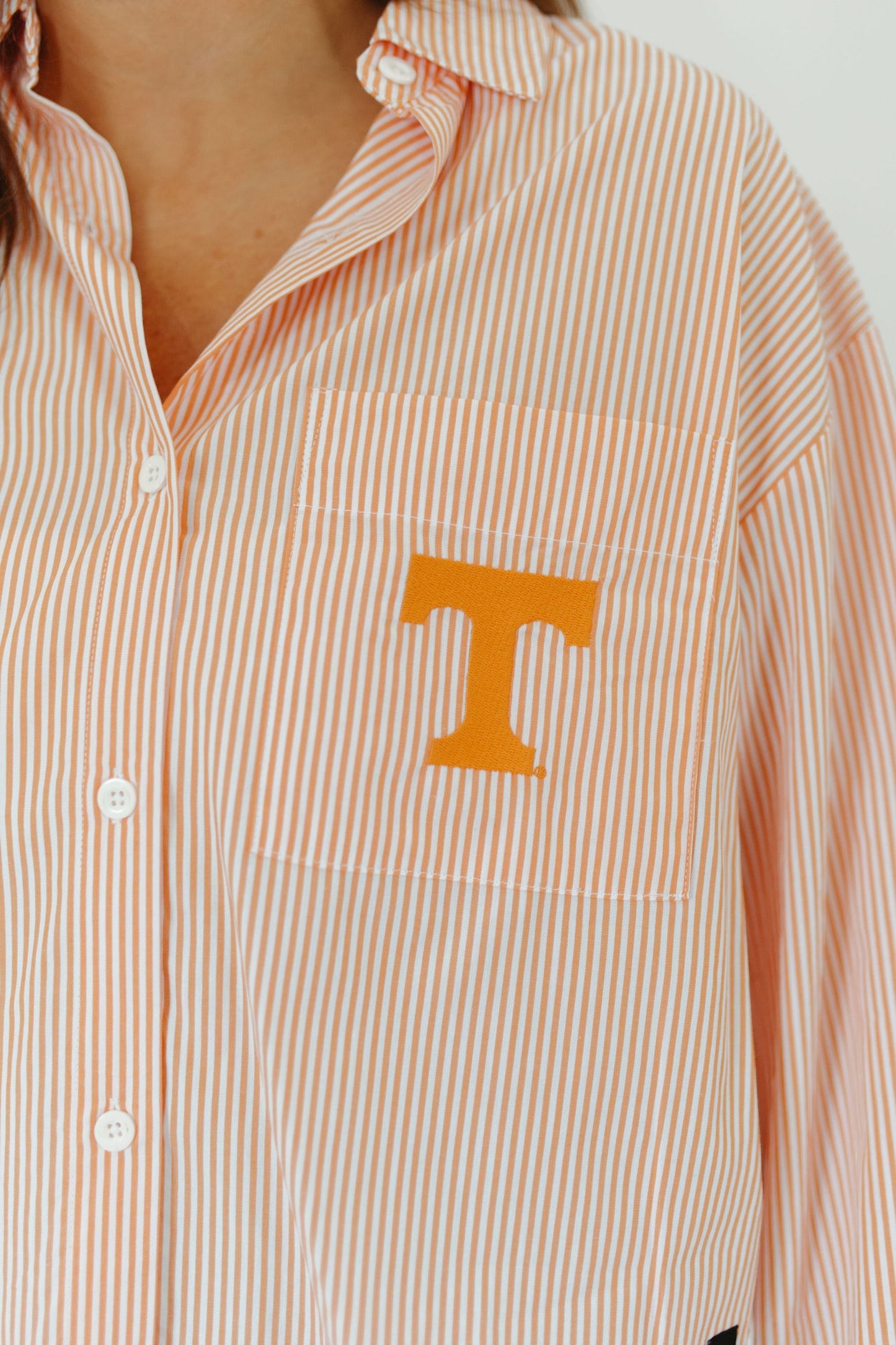 TENNESSEE LOGO BUTTON DOWN TOP