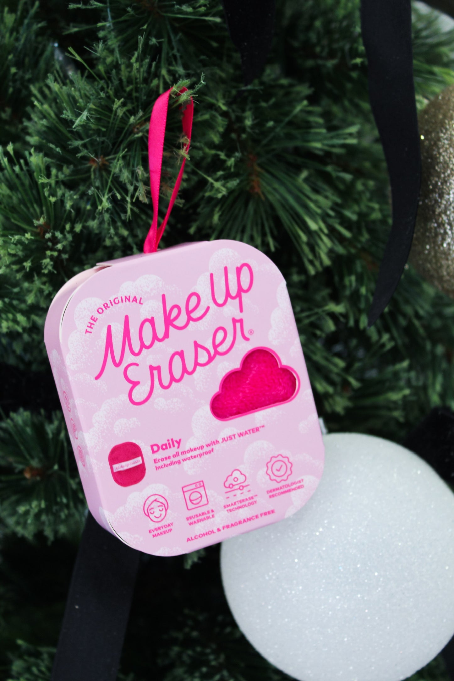 THE PINK DAILY MAKEUP ERASER