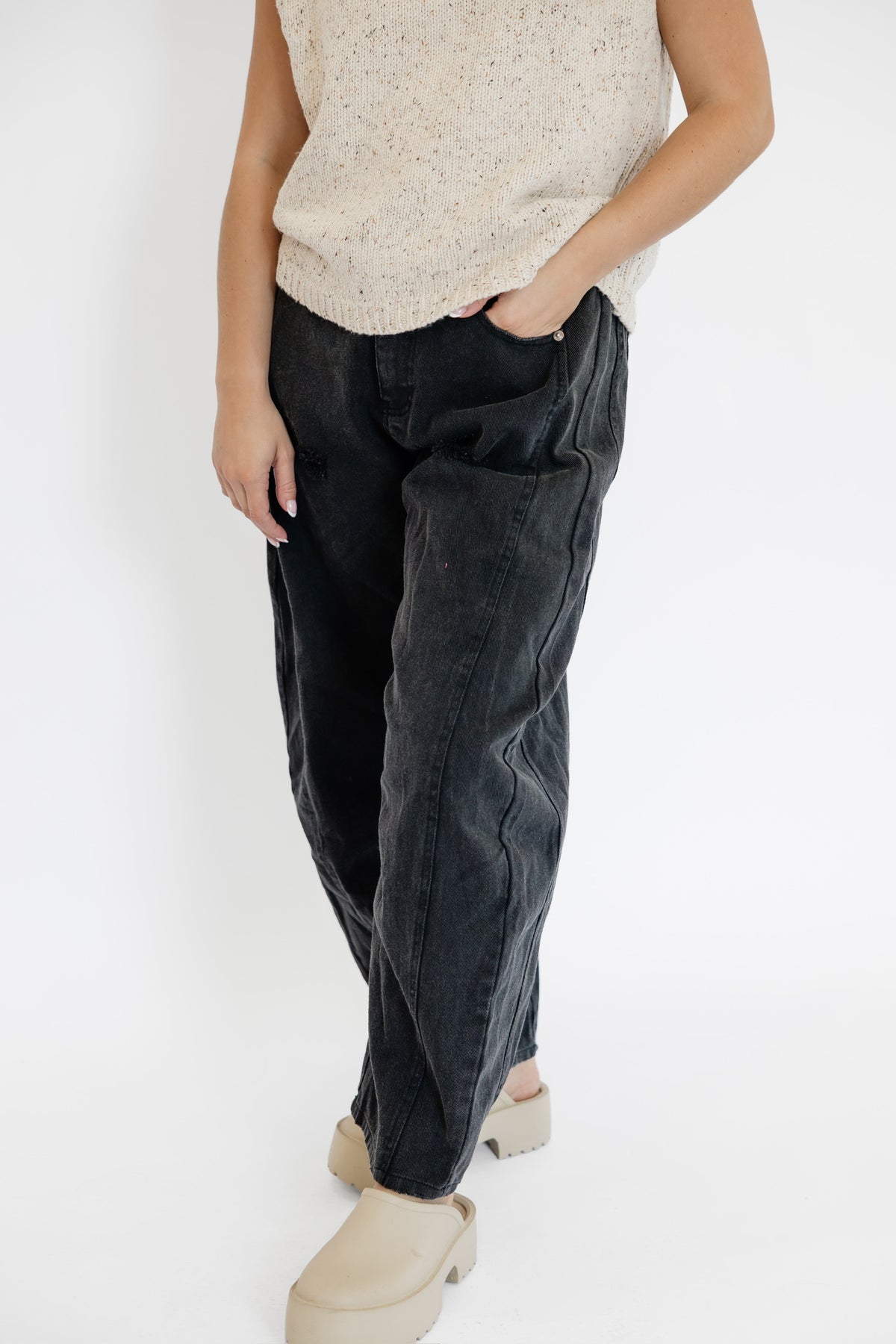 WASHED BLACK BARREL JEANS