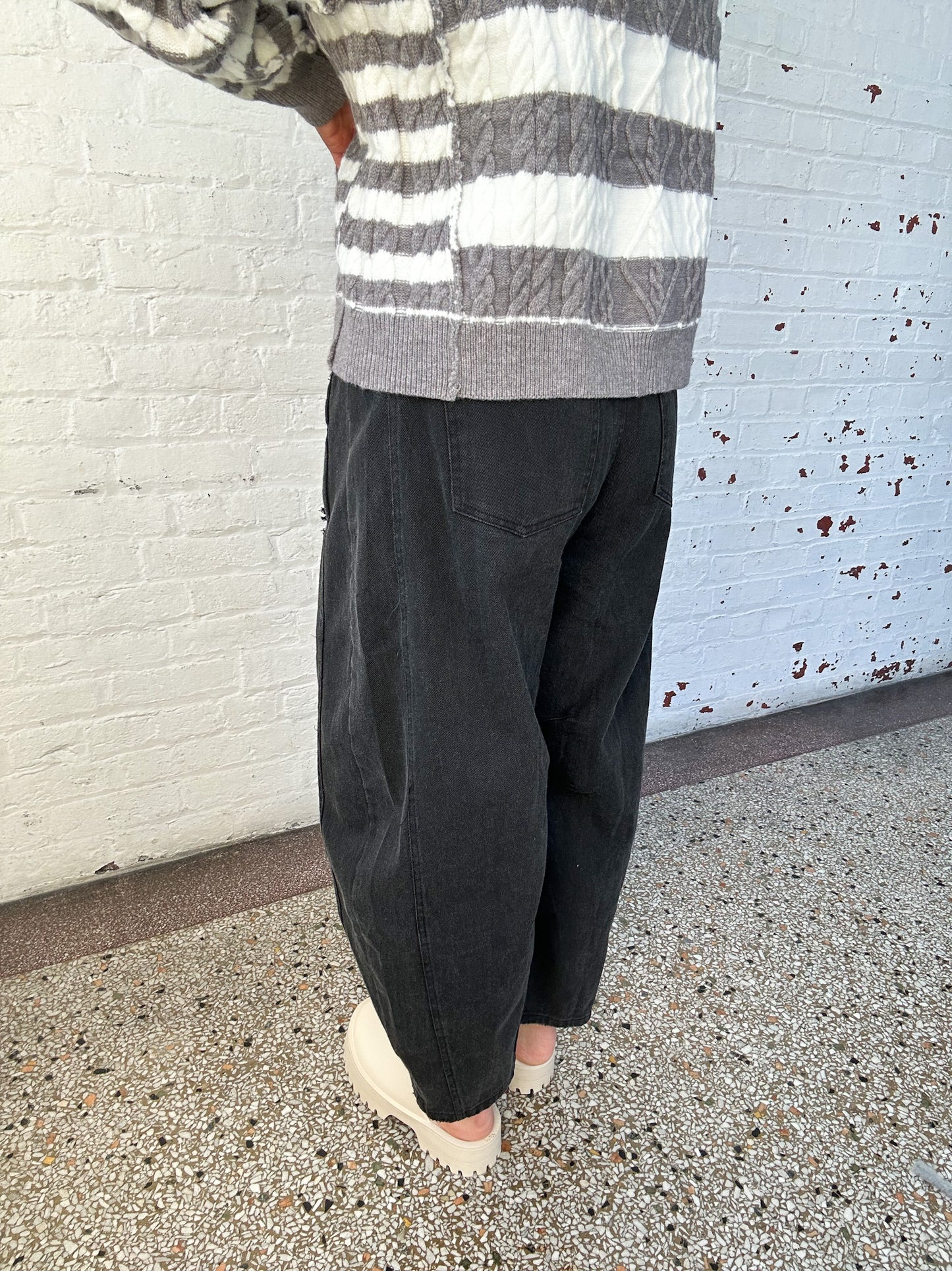 WASHED BLACK BARREL JEANS