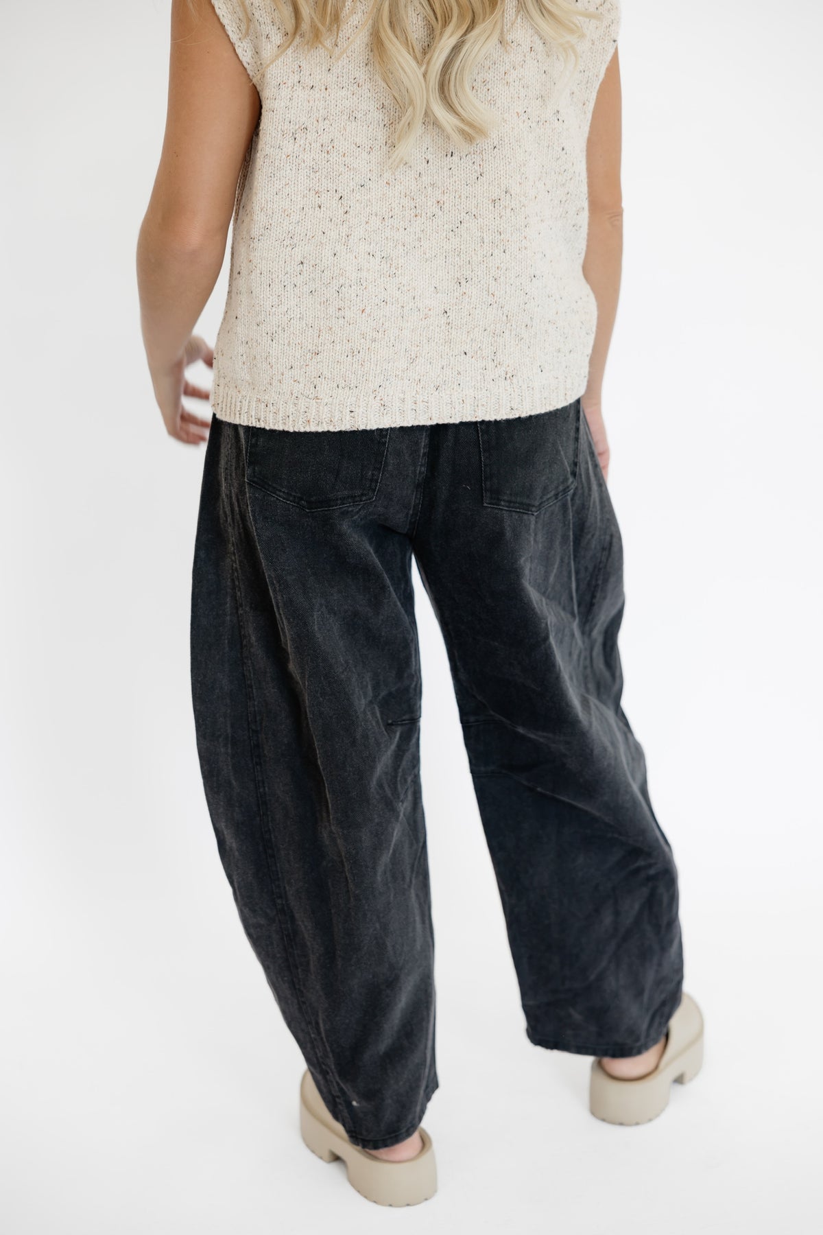 WASHED BLACK BARREL JEANS