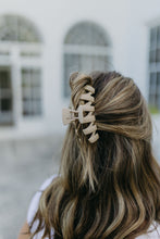 Load image into Gallery viewer, ZIGZAG CLAW CLIP - BEIGE
