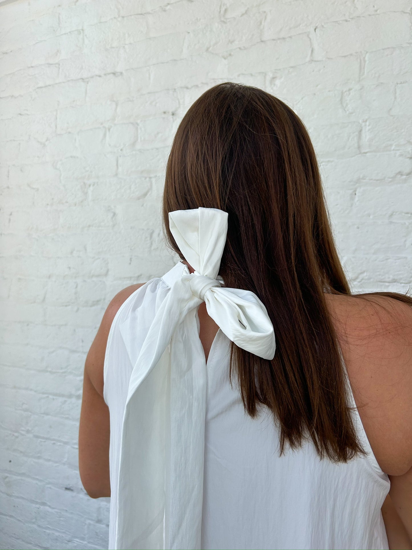LADY IN WHITE MIDI DRESS