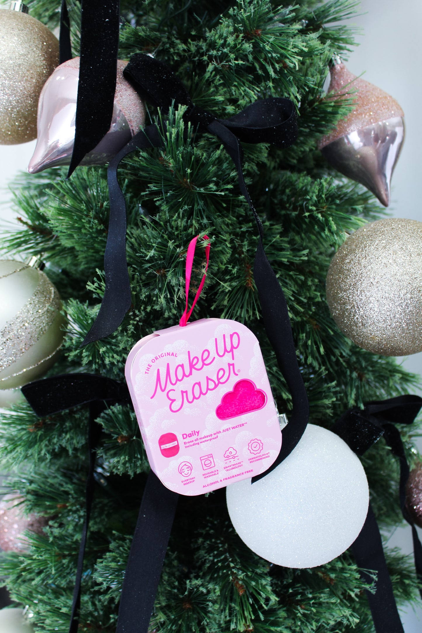 THE PINK DAILY MAKEUP ERASER