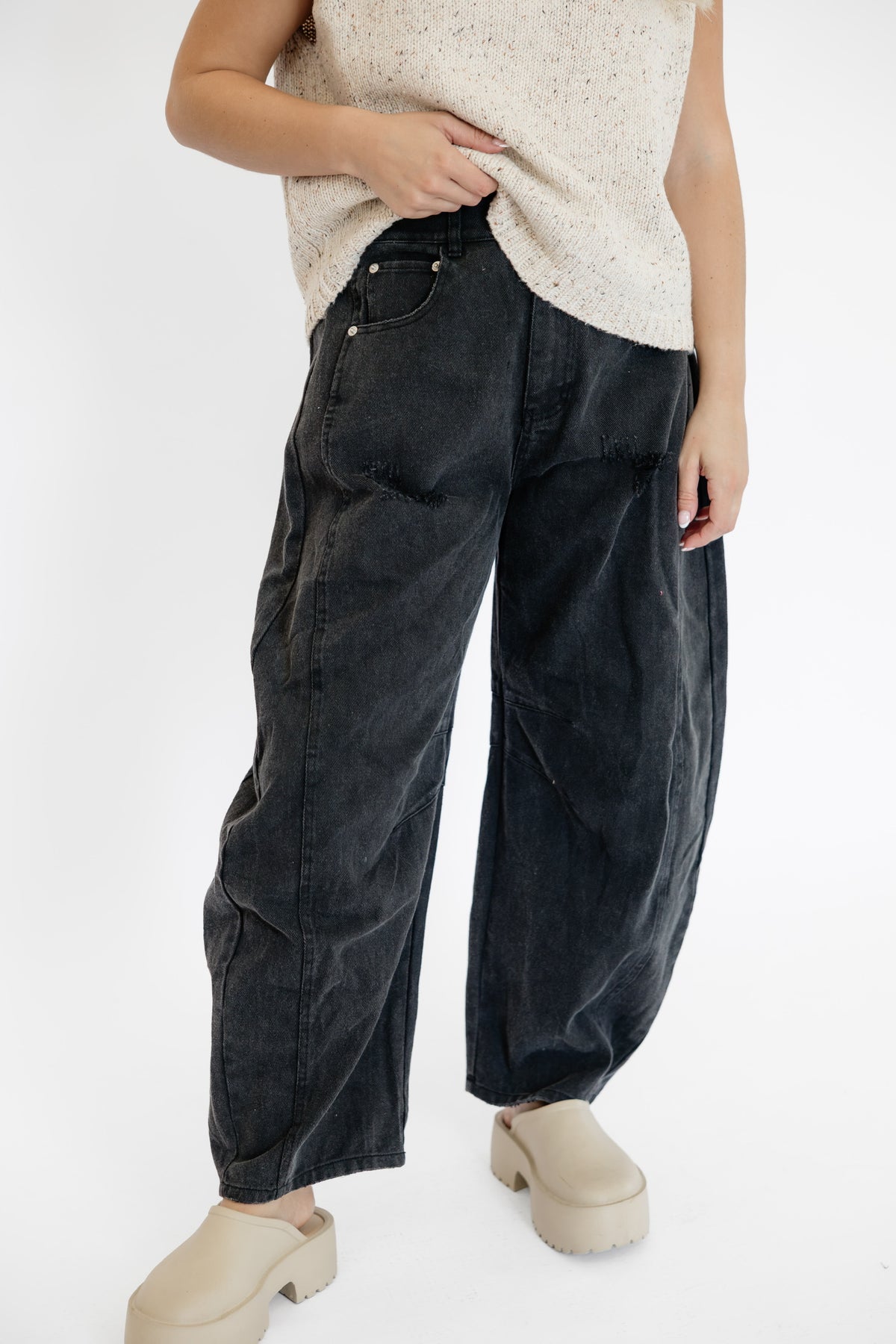 WASHED BLACK BARREL JEANS