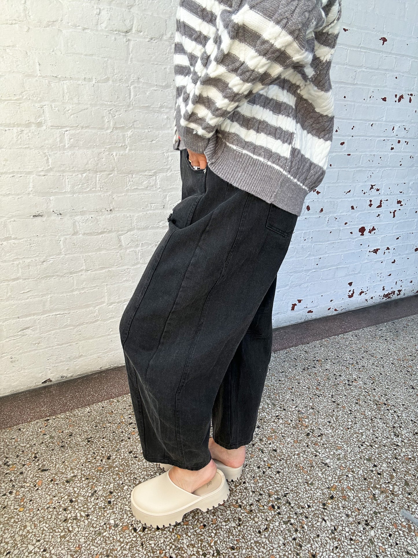 WASHED BLACK BARREL JEANS