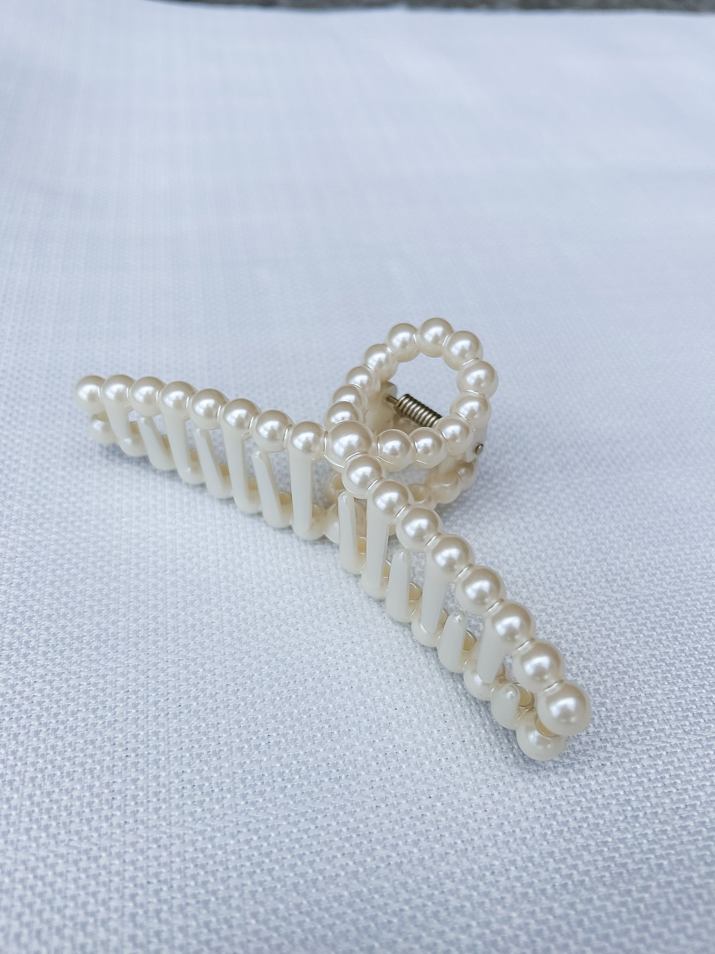 PEARL CLAW CLIP