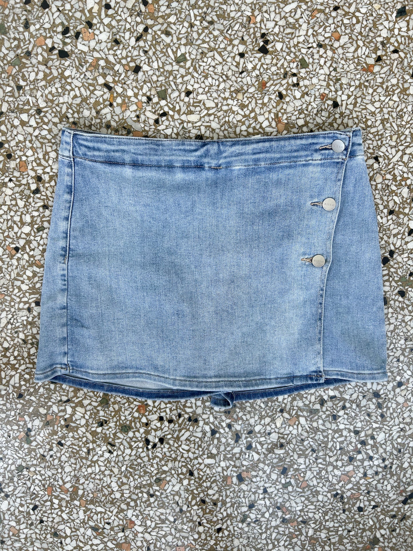 WEEKENDER SKORT - LIGHT WASH