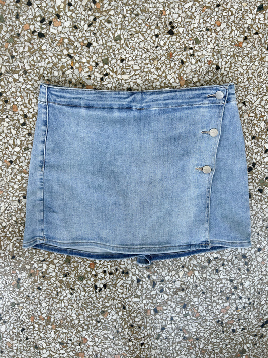 WEEKENDER SKORT - LIGHT WASH