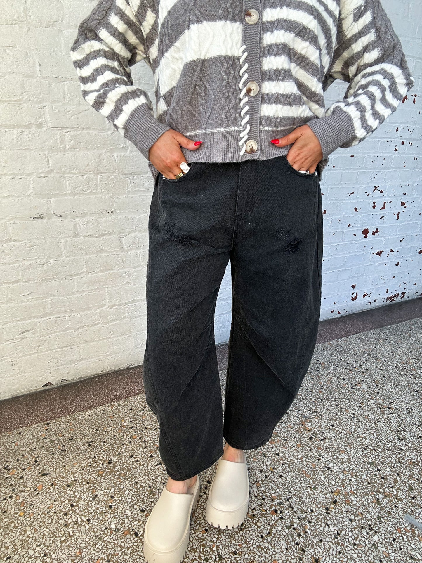 WASHED BLACK BARREL JEANS
