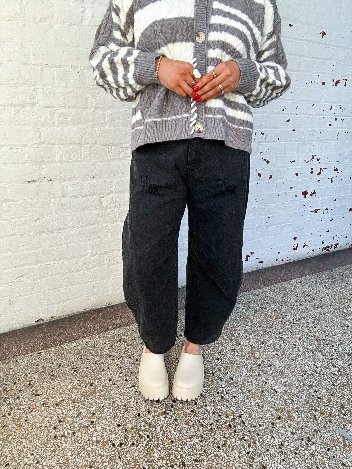 WASHED BLACK BARREL JEANS