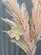 Load image into Gallery viewer, FLOWER CLAW CLIP
