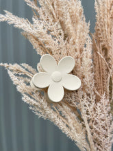 Load image into Gallery viewer, FLOWER CLAW CLIP
